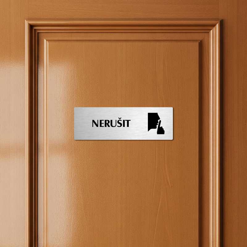 Nerušit, stříbrná popiska na dveře